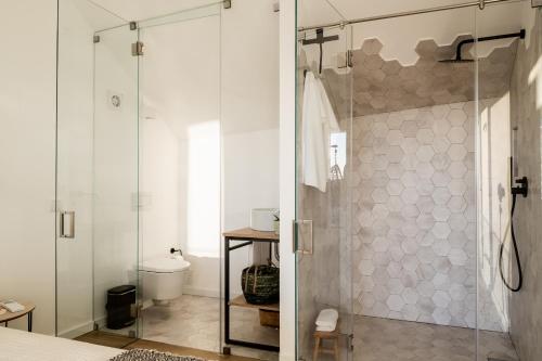 西尔韦斯Casa Nova的带淋浴的浴室和玻璃门