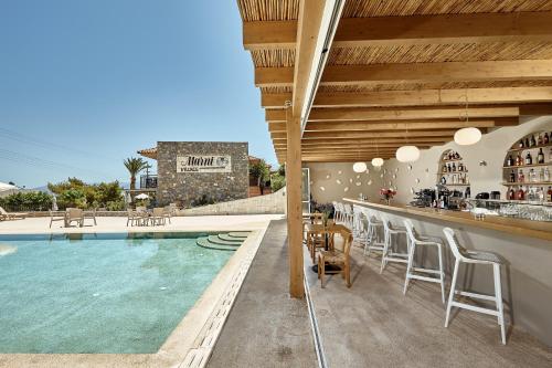 赫索尼索斯玛尔尼乡村酒店的一个带游泳池和酒吧的度假胜地