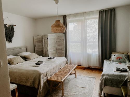 布尔诺附近斯拉夫科夫Simply rooms的一间卧室配有两张床,内设长凳
