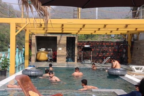 瑞诗凯诗MR River Resort的一群人在游泳池游泳