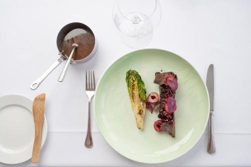 Bådsted斯塔莫巴德酒店的一张白色桌子,上面有盘子的食物