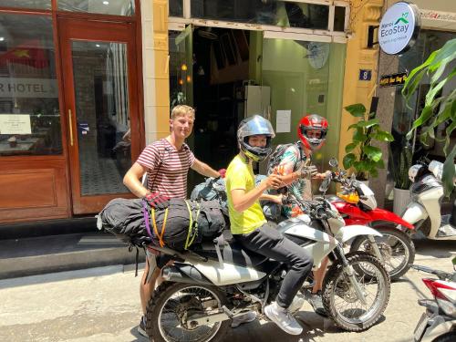 河内Hanoi EcoStay 2 hostel的三人骑摩托车
