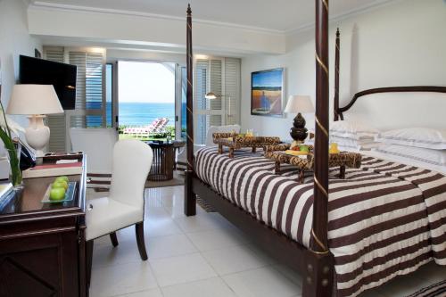 德班牡蛎盒子酒店的一间卧室设有一张床和一个海景阳台