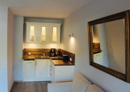 布劳恩拉格The Lodge Braunlage的厨房配有镜子、水槽和台面