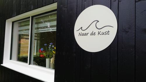 霍勒姆Naar de kust的建筑一侧的标志,带有窗户