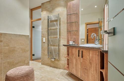 里登堡Landhotel Schneider的一间带水槽和镜子的浴室