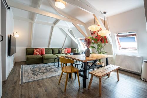 格罗宁根Casa Coral - a hidden gem for families的客厅配有桌子和沙发
