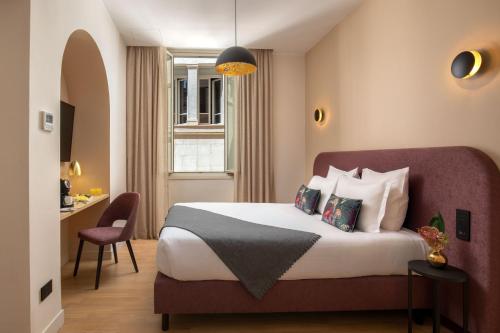 罗马切萨里9号酒店的配有一张床和一张书桌的酒店客房
