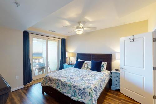 弗吉尼亚海滩The Sanctuary - Sunset Haven B335的一间卧室设有一张床,享有海景