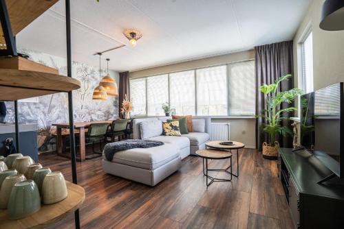 格罗宁根Hakuna Matata - 4p apartment Groningen Center的客厅配有沙发和桌子