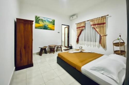 八丹拜庞多敏巴旅馆的一间卧室,卧室内配有一张大床