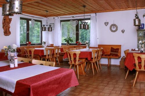 巴特亚历山大斯巴德Landhaus am Forst - Apartments的用餐室设有桌椅和窗户。