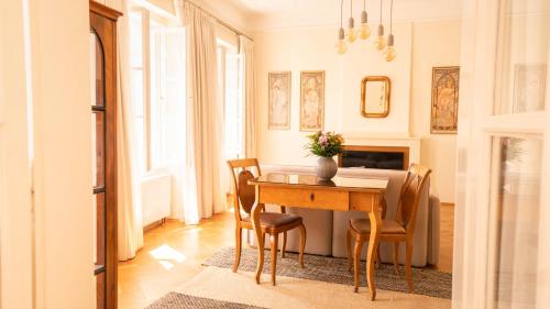 布拉格Residence Dvorak的一间带桌椅的用餐室