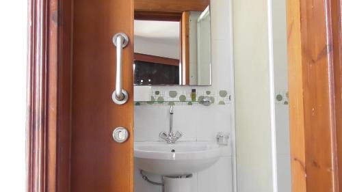 珊瑚湾Bella Rosa hotel Cyprus的一间带水槽和镜子的浴室