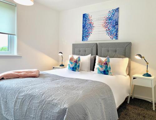 东基尔布赖德Waverley的卧室配有带枕头的大型白色床