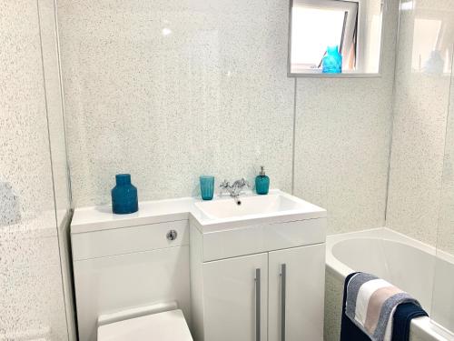 东基尔布赖德Waverley的浴室配有白色水槽和浴缸。