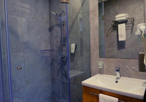 阿拉木图ADD Hotel Almaty的带淋浴和盥洗盆的浴室