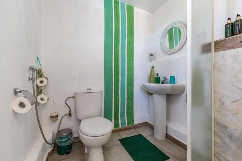 El CharcoLa Fortaleza - Casa La Fuentita的一间带卫生间和水槽的浴室