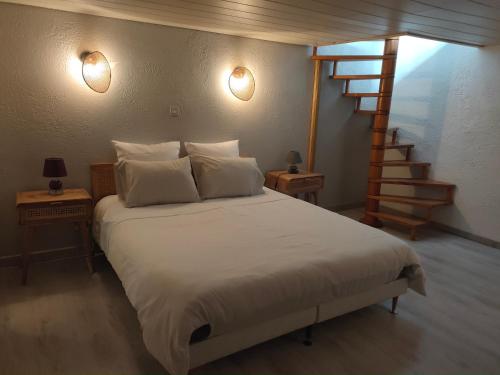 加来窗饰宿营地酒店的卧室设有白色的床和楼梯