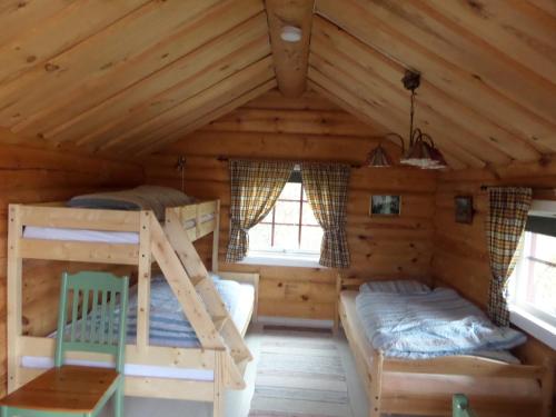 林根峡湾露营度假屋客房内的一张或多张双层床