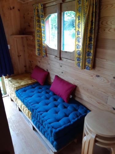 Saint-AugustinRoulotte de l'Aubetin的窗户客房内的蓝色沙发