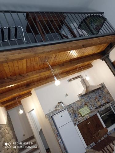 维托尔基亚诺Casa Angelene的厨房享有高空的景致,设有木制天花板