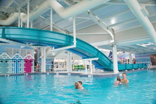 PrestonpansSeton Sands Haven Holiday Park - Platinum Caravan的一群人在游泳池游泳
