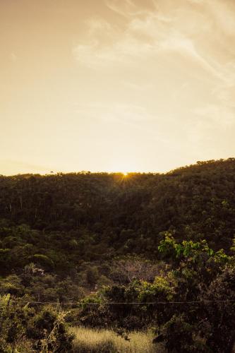 戈亚斯州上帕莱索Chalé Brisas的从山顶上欣赏日落美景