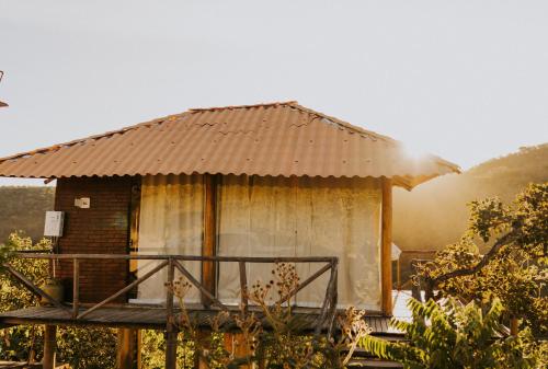 戈亚斯州上帕莱索Chalé Brisas的甲板上带屋顶的小小屋