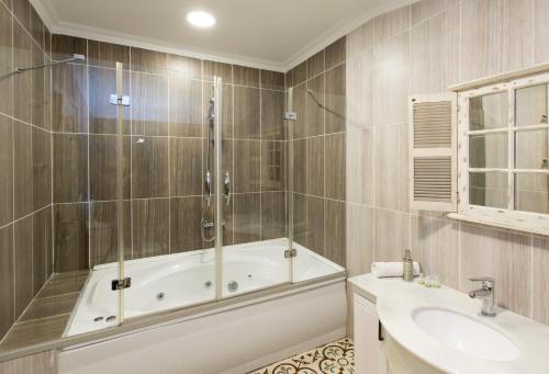 伊斯坦布尔策尔斯布克勒恩酒店的带浴缸和盥洗盆的浴室