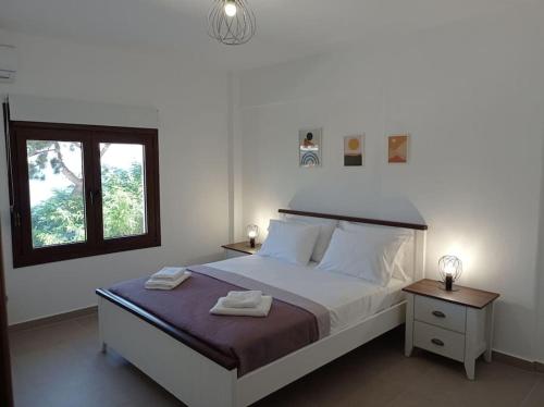 阿莫利亚尼岛Melograno Apartment的一间卧室配有一张床,上面有两条毛巾