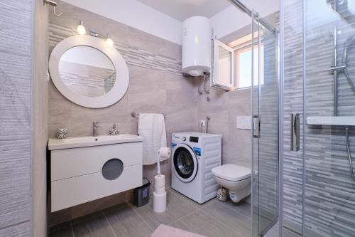Sveti JakovApartment Kaleta的浴室配有卫生间水槽和洗衣机。