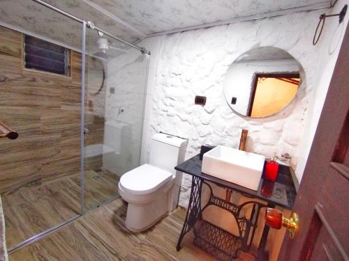 瓜塔维塔Casa Florence Guatavita的带淋浴、卫生间和盥洗盆的浴室