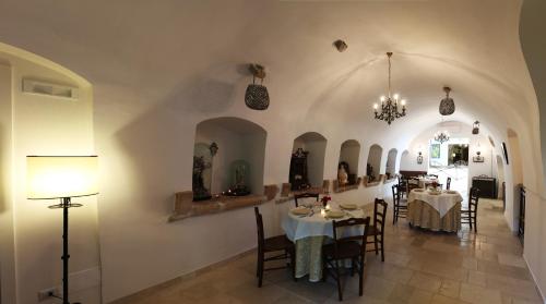 图里马塞里亚奥兰迪乡村民宿的大楼内带桌椅的用餐室