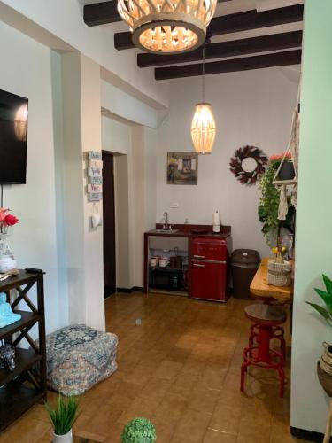 圣胡安The Suites & Vintage Apartment at Casa Of Essence in heart of Old San Juan的客厅配有桌子和红色橱柜
