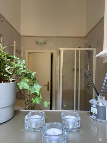 莱切Tamborino Terrace Apartment - Salento Apartments Collection的浴室的柜台上坐着三杯玻璃