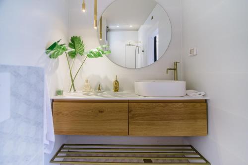 特拉维夫Yaffo Joy - Penthouse Apartment的一间带水槽和镜子的浴室