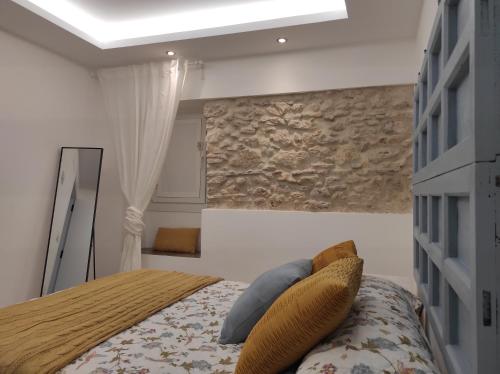 贝赫尔-德拉弗龙特拉ISAMAR Apartamentos的一间卧室配有带枕头的床