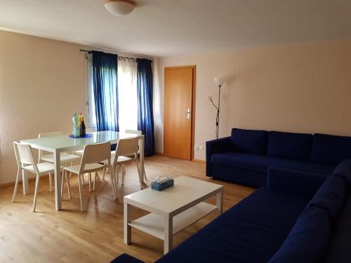 Haag2 Rooms cosy Apartment near Liechtenstein的客厅配有蓝色的沙发和桌子