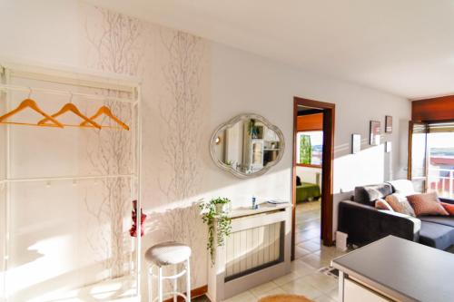 莫格罗Apartamento con vistas al mar-Ola del atardecer的带沙发和镜子的客厅