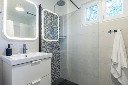斯塔里格勒Villa Pinus的白色的浴室设有水槽和淋浴。