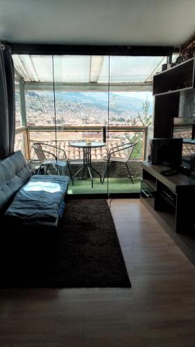 库斯科Casa Salkantay Cusco的客厅配有沙发和桌子