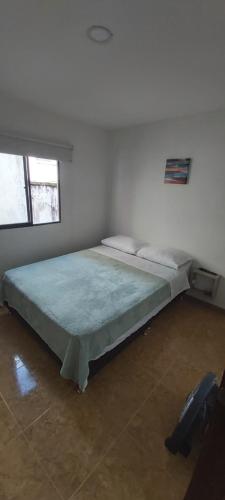 佩雷拉Cómodo apartaestudio con excelente ubicación的一间卧室,卧室内配有一张大床