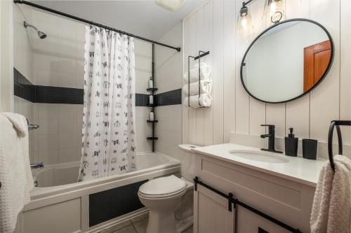蒙特朗布朗Le Serein Condo 1 chambre à Tremblant Les-Eaux的浴室配有盥洗池、卫生间和镜子。