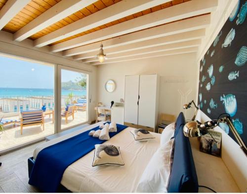 卡利亚里伊尔普罗富莫德尔马酒店的一间卧室设有一张大床,享有海景