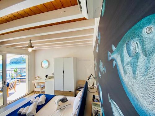 卡利亚里伊尔普罗富莫德尔马酒店的卧室墙上挂着一幅鱼壁画