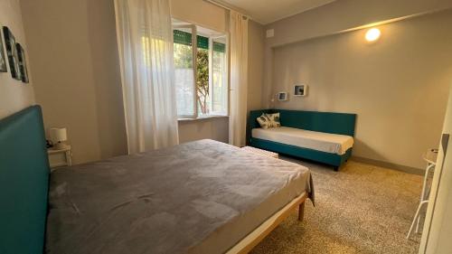 费拉约港Bed and coffee Rooms Portoferraio的一间卧室设有两张床和窗户。