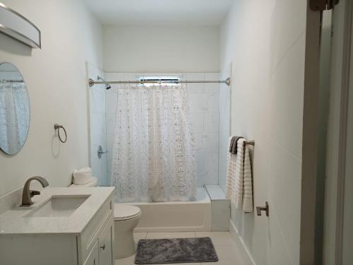 法尔茅斯Luxury 2 Bedroom Rooftop pool View unit #3的白色的浴室设有水槽和卫生间。
