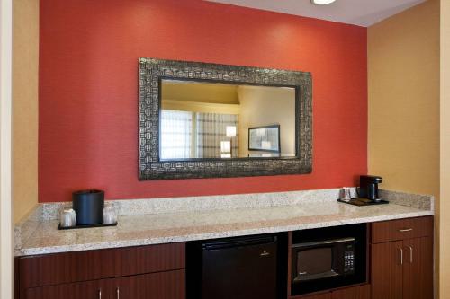 拉斯维加斯拉斯维加斯萨姆林万怡酒店的浴室设有一面带镜子的红色墙壁