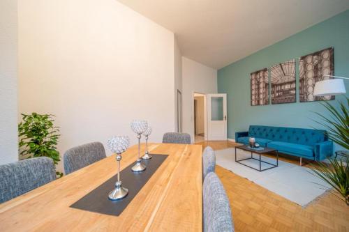 格尔利茨Stilvolle FeWo Augusta I的客厅配有桌子和蓝色沙发